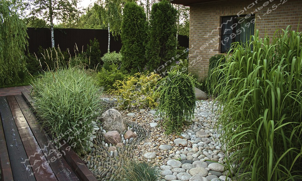 Дизайн дачного участка с сухим ручьем и садом трав